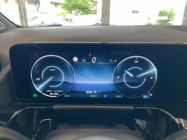 MERCEDES-BENZ EQA (23/25)