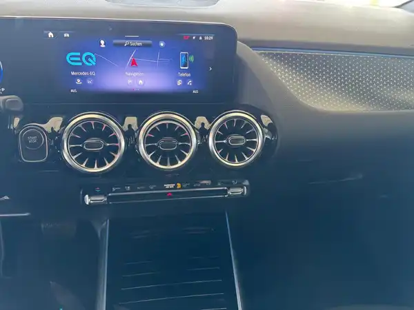 MERCEDES-BENZ EQA (18/18)