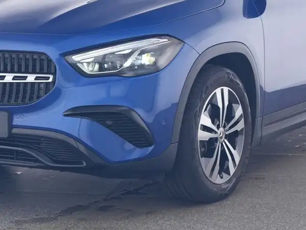 MERCEDES-BENZ GLA 220 (4/10)