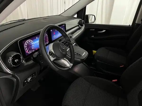 MERCEDES-BENZ V 220 (8/27)