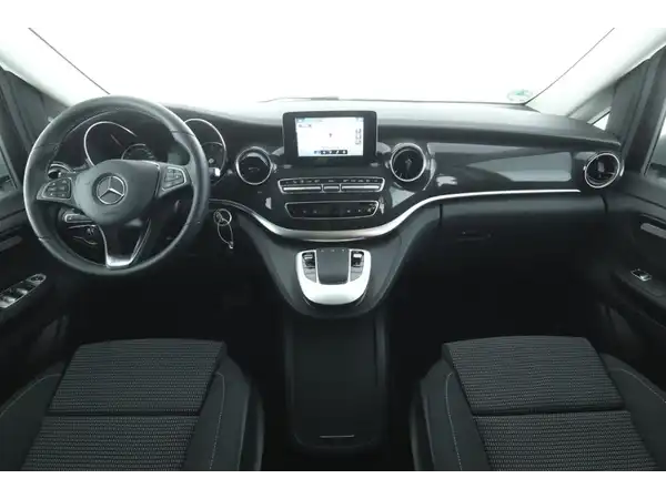MERCEDES-BENZ V 220 (6/9)