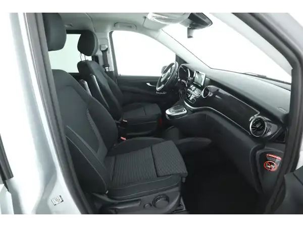 MERCEDES-BENZ V 220 (8/9)