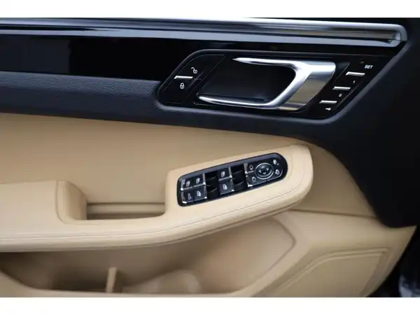 PORSCHE MACAN (11/26)