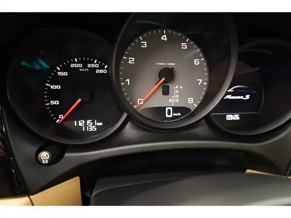 PORSCHE MACAN (12/26)