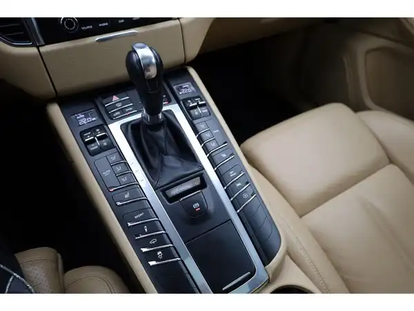 PORSCHE MACAN (16/26)