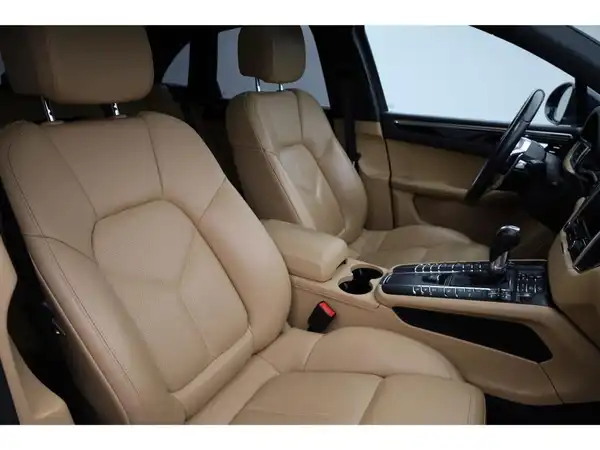 PORSCHE MACAN (21/26)