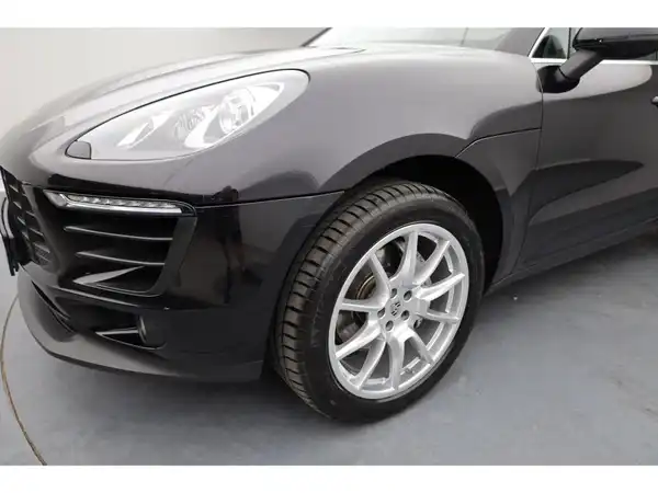 PORSCHE MACAN (10/26)
