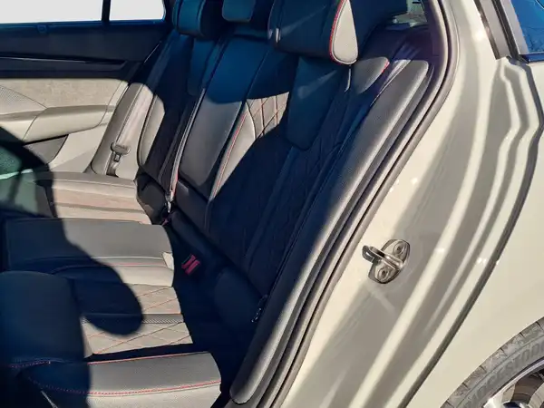 ŠKODA OCTAVIA RS (9/17)