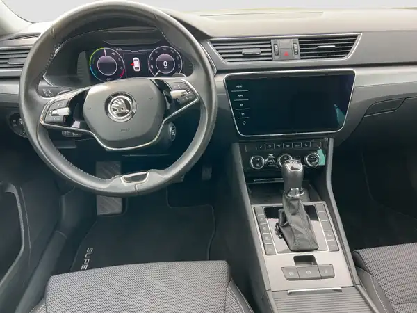 ŠKODA SUPERB (10/16)