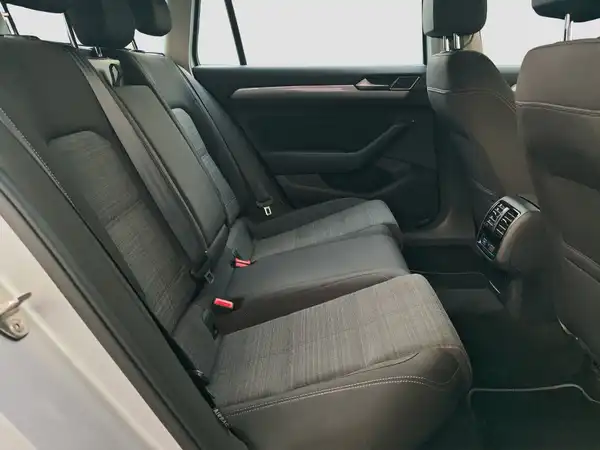 VW PASSAT VARIANT (15/16)