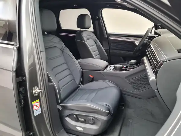 VW TOUAREG (17/18)