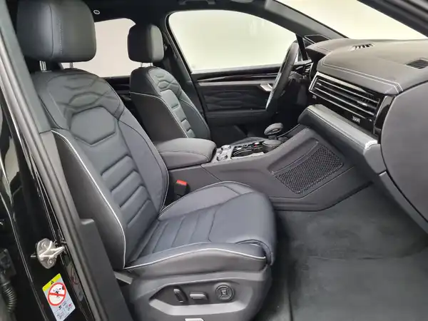 VW TOUAREG (17/18)