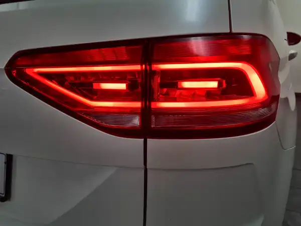 VW TOURAN (9/21)