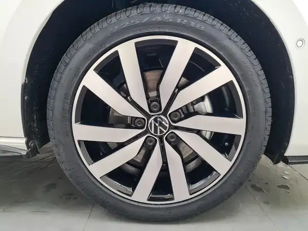 VW TOURAN (10/21)