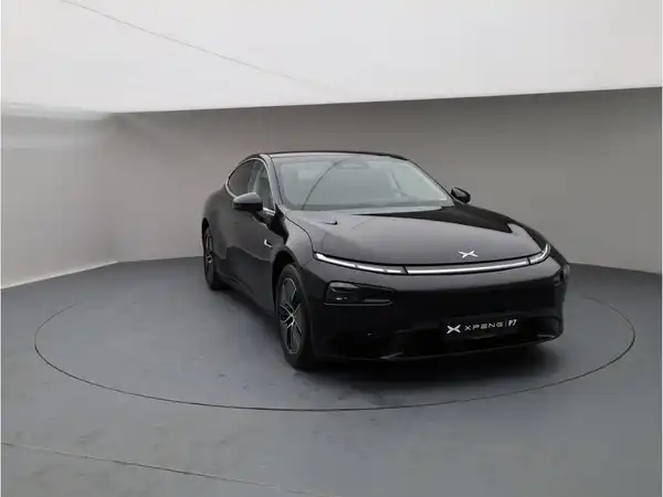 XPENG P7 (8/25)